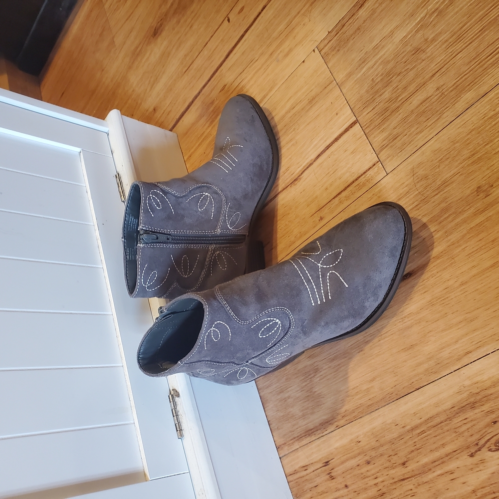 Size 6 Sonoma Gray Ankle Cowboy Boots with Embroidered Design